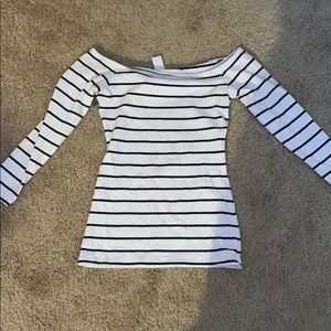 Quarter sleeve boat neck shirt